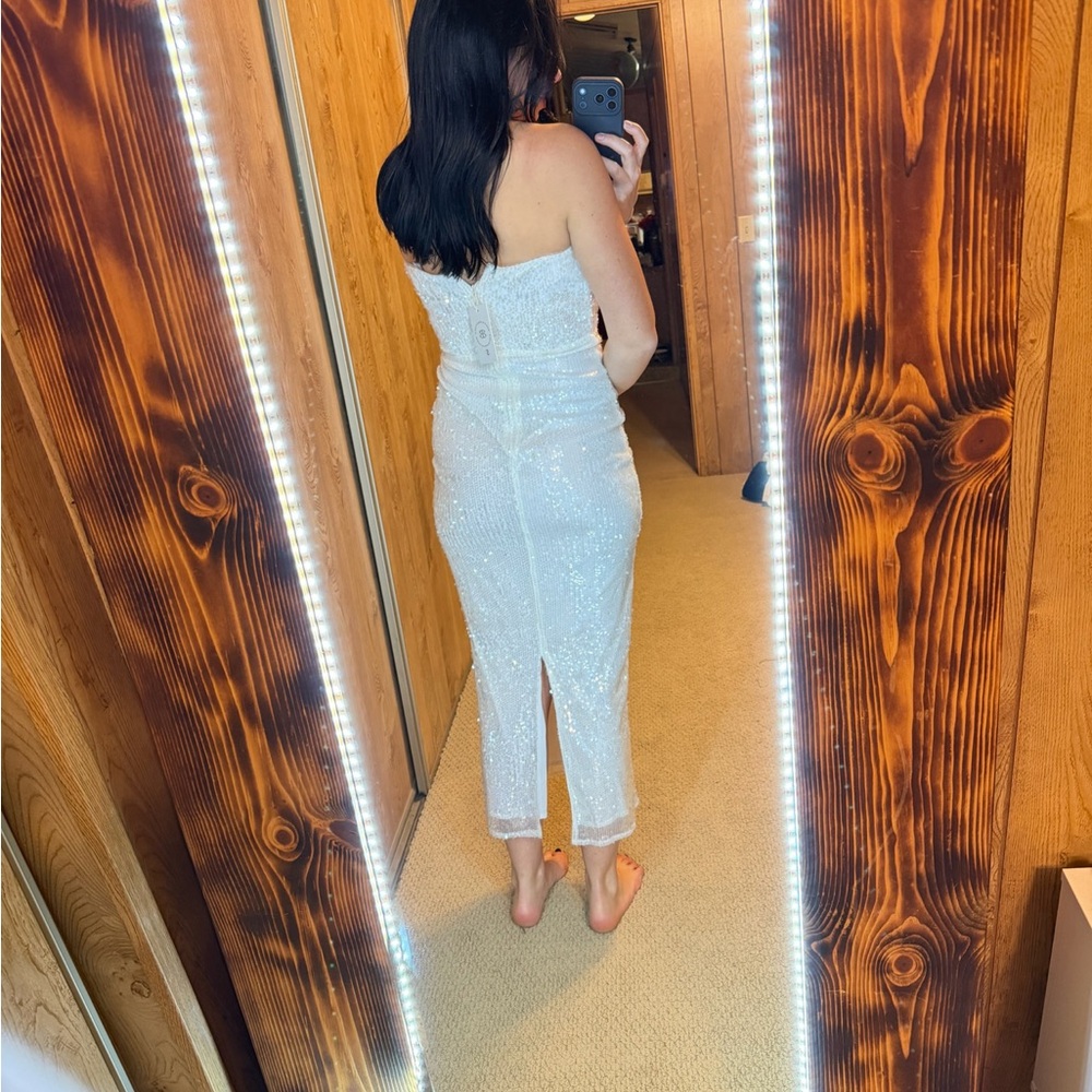 Elegant White Strapless Dress - Picture 2 of 2